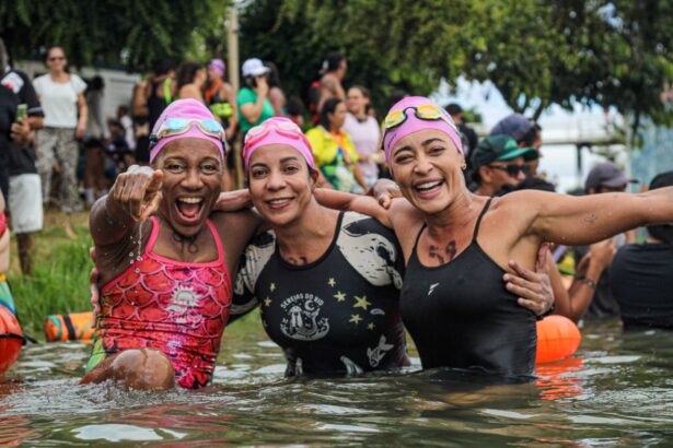 Quatro mulheres nadadoras sorridentes na Travessia das Sereias